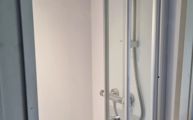 Glamping Hut - Sleeps 2, hot tub & Parking