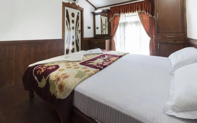 GuestHouser 3 BHK Houseboat 1b08