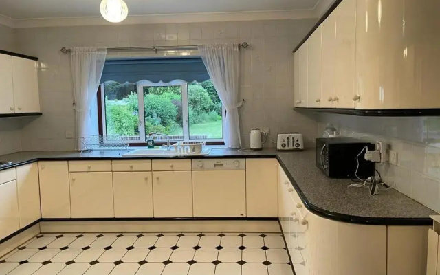Cheerful 3 bedroom house with off street parking