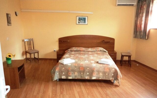 Irish Rover Hotel Балчик комната для гостей