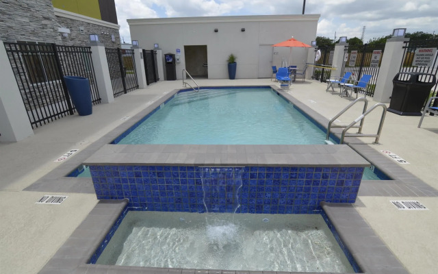 Holiday Inn Express And Suites Pasadena Houston Southeast by IHG