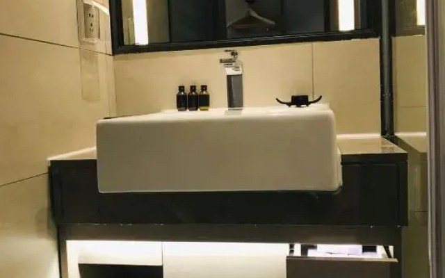 Bojin Hotel (Hubei Metro Station Branch, Luohu Port)