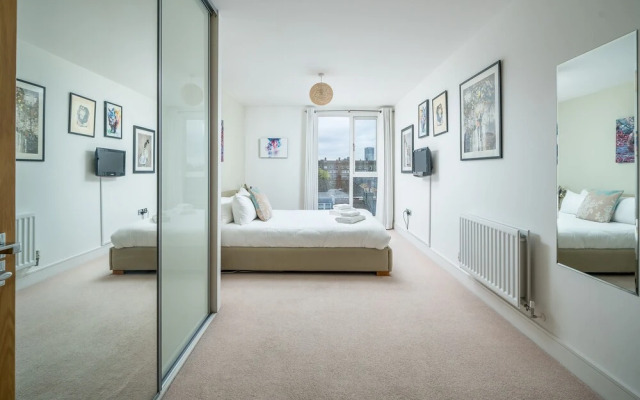 JOIVY Gorgeous 2-Bed Flat W/ Desk In Wandsworth