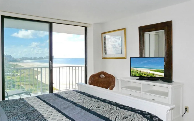 Sun-bright Beachfront Condo With Pool/tennis Courts