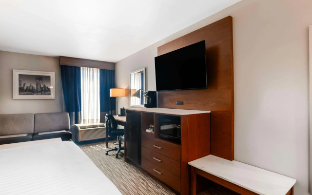 Best Western Plus Commerce Hotel