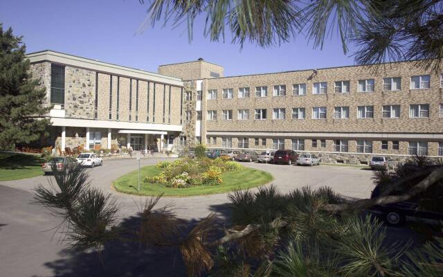 Отель Manoir dYouville вид на фасад
