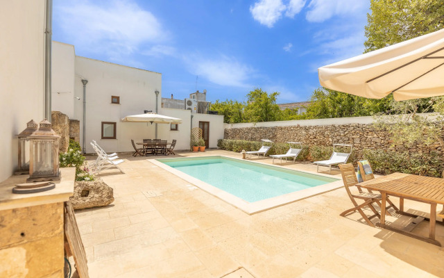 Century Old Studio, Pool