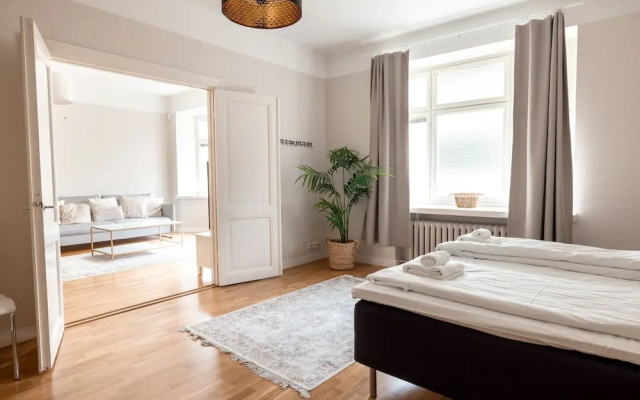 2ndhomes Top Floor 3BR Apartment w Sauna