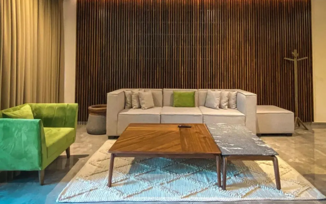 Bright and Sunny 2 BR Condo With Private Garden Jacuzzi