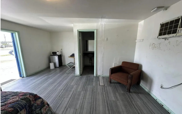 Base Motel By OYO South Tampa