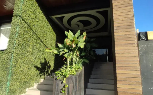 Menesse mitdtown2 , AVE 25TH