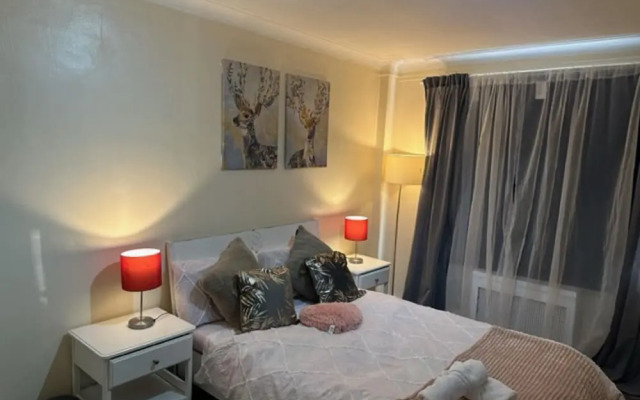 Superb 1-bed Private Family Apartment in Centre