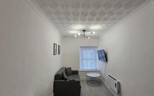 Stylish 1 Bedroom Flat Near Bridgend Town Centre