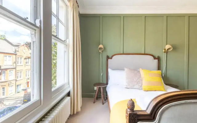 Luxuriously Designed 3 Bedroom Apartment in Clapham