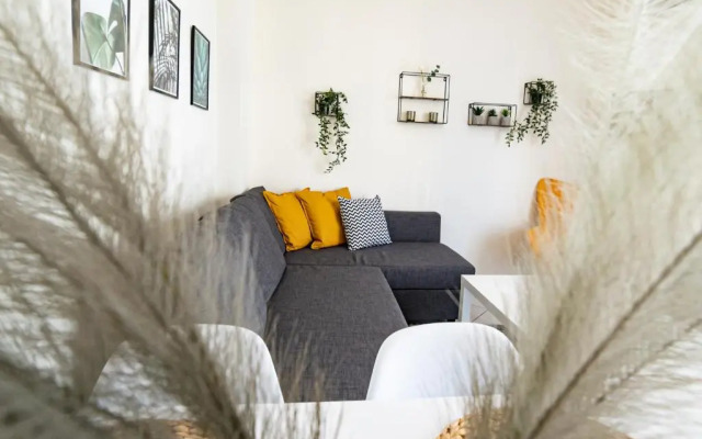 Yellow Fresh Apartment 2