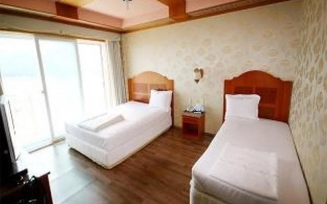 Goodstay Jangseungpo Beach Hotel