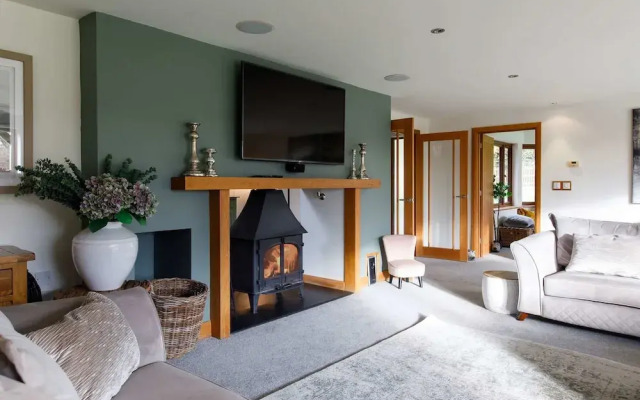 Serene Riverside 6BR Luxury Retreat in Curdridge