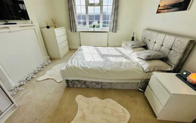 Gerrardscross - Stay4 - Parking - Petsok - Wembley