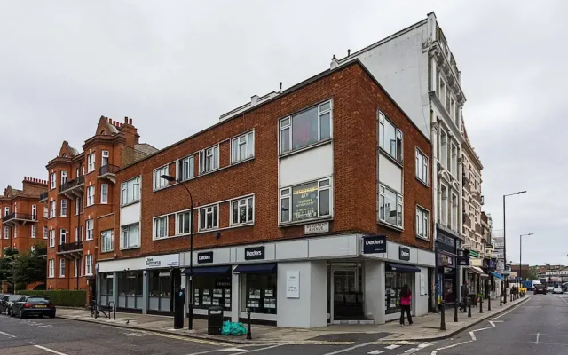Private Homely Bedroom in Kensington R2