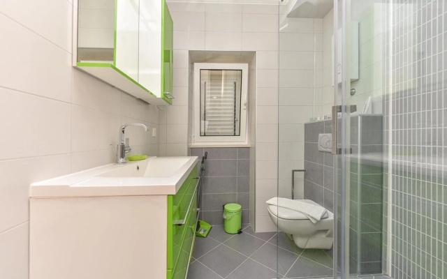 Awesome Apartment in Makarska With Wifi and 2 Bedrooms