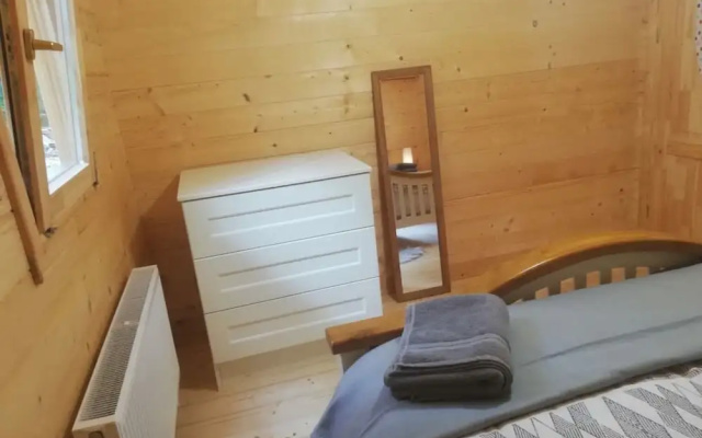 Log Cabin on the Lake - Sleeps 4 & Jacuzzi