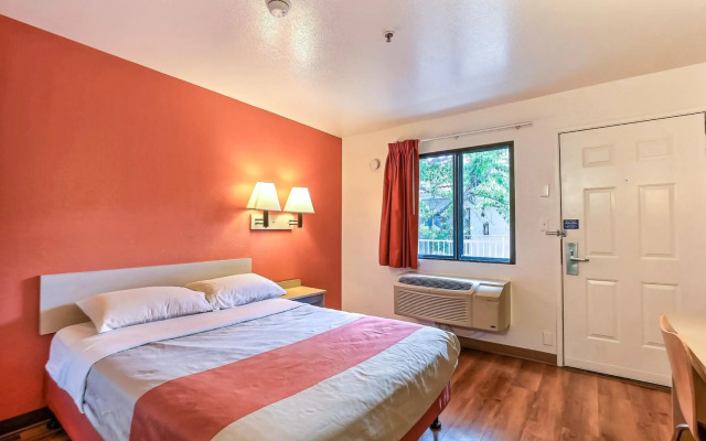 Motel 6 Pinole, CA