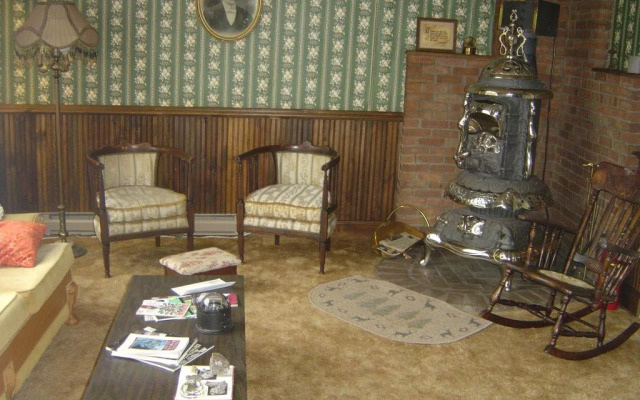 The Mine Shaft Inn Hotel & Hostel