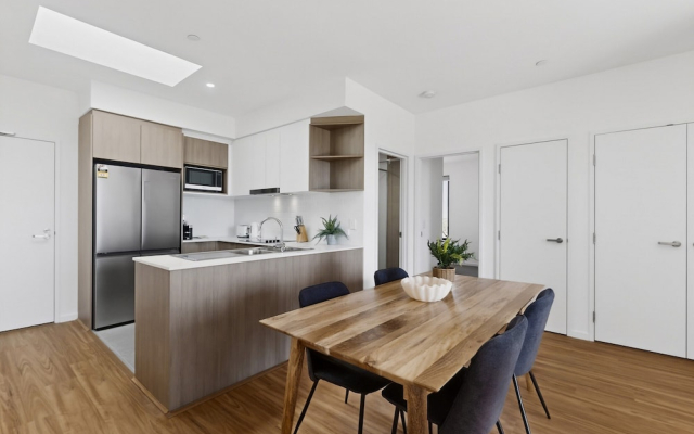 Spacious Newly 2 Bed Unit With Onsite Parking