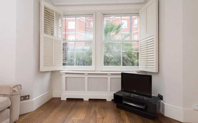 2 Bedroom Flat by Battersea Park