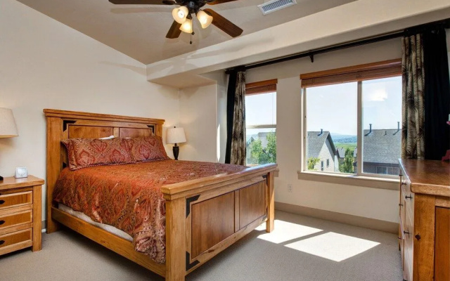 4BR 3.5BA Urban Alpine Home by RedAwning