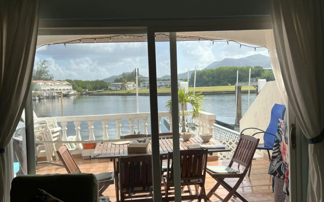 Sunny 2- Bedroom Villa in the Marina