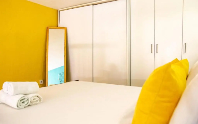 Central and Colorful Studio Flat in Alsancak