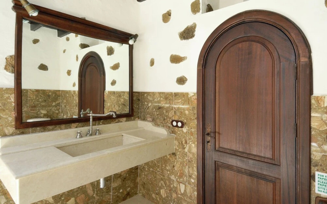 Comfortable Villa in Haría With Swimming Pool