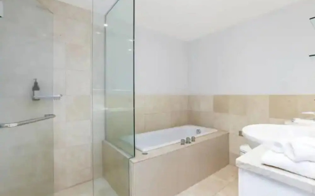 Bright 1 Bedroom Beauty with Balcony Zodiak Stays