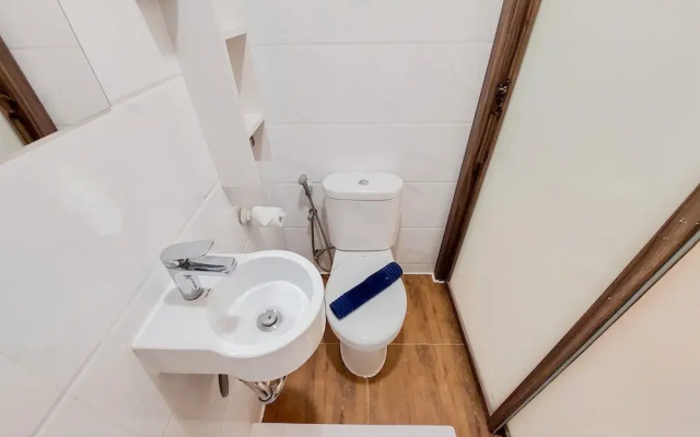 Homey And Warm Studio Room At Sky House Bsd Apartment