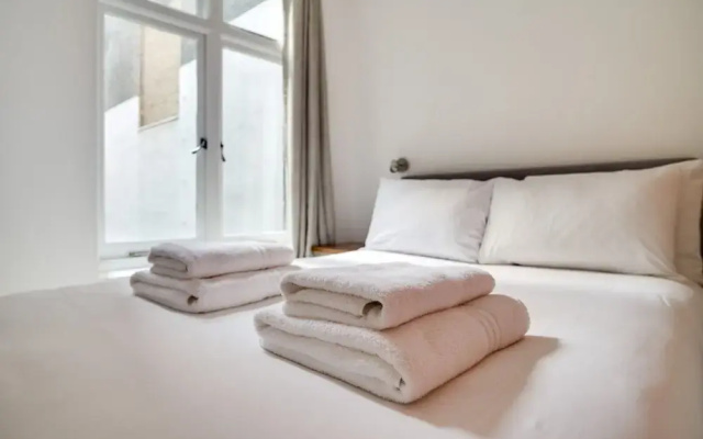 Lovely Charing Cross Apartment
