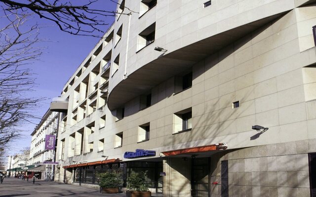 Отель Citadines Bastille Gare de Lyon Paris вид на фасад