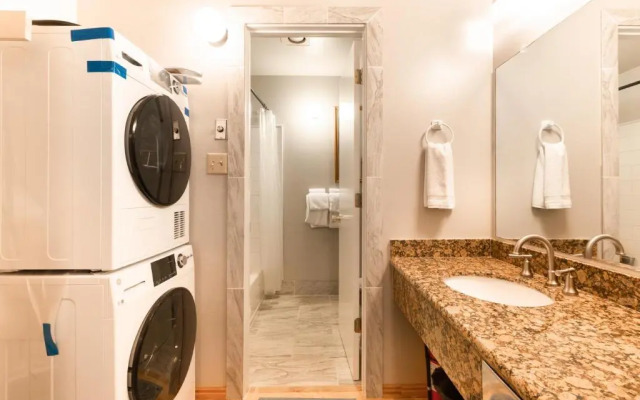 White Pines Prospector Square Studio Suite
