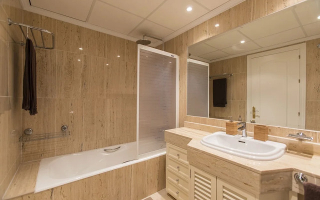 Perfect Location Between Golf and Beach