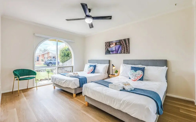 StayAU Pet-Friendly 7BR Spacious Retreat
