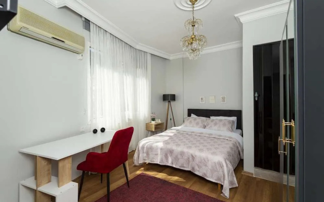 8 Rooms House