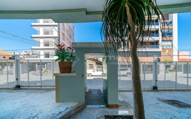 Ótimo apartamento na praia de Bombas.