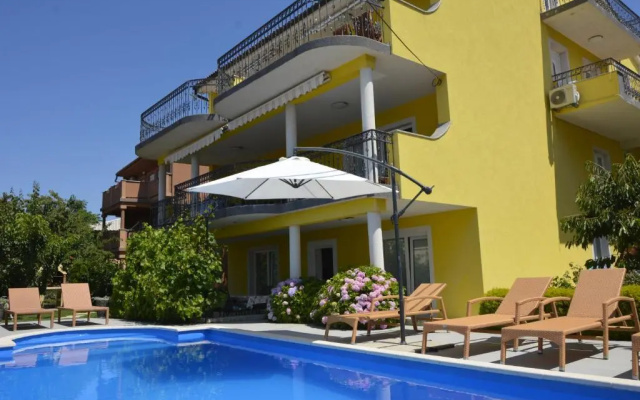 Maro Apartments