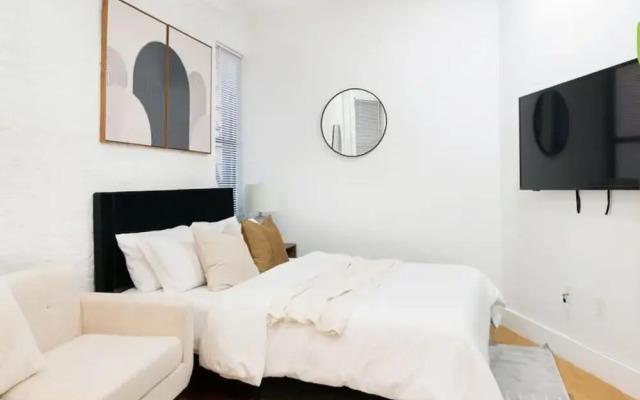 403-2e Newly Renovated Studio UES