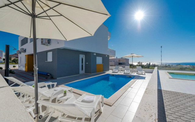 Dario 2. modern & luxury apartment with a pool
