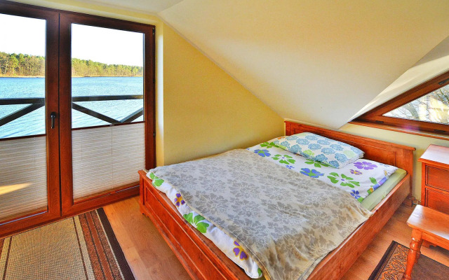 Holiday Home on the Lake Shore, Boat Included