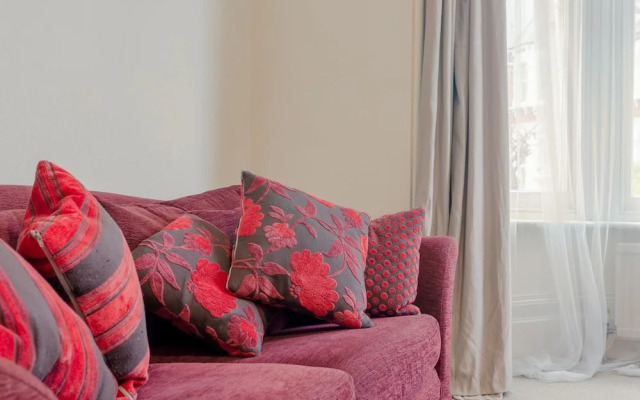 1 Bedroom Flat With Lofty Ceilings and Garden