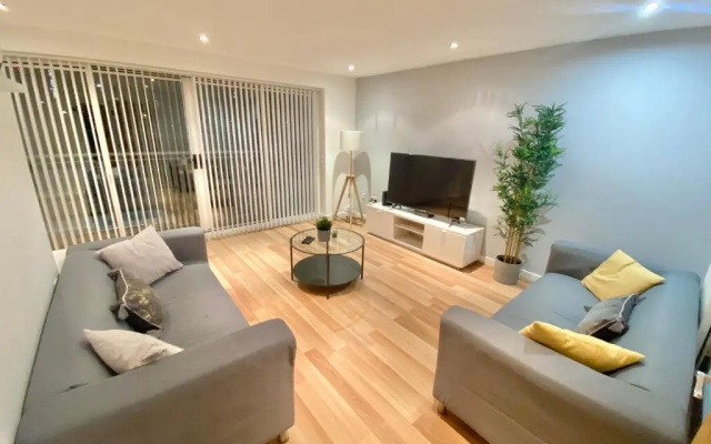 Large 5-Bed city centre townhouse with secure parking
