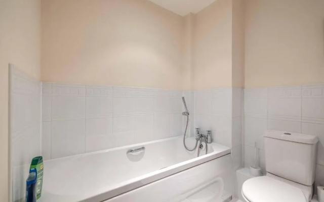 Cosy 2 Bed 2 Bath Central Windsor & Parking
