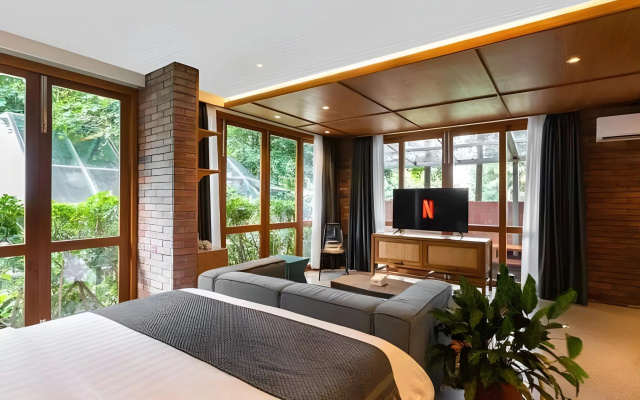 The House Tour Hotel with The Potting Shed